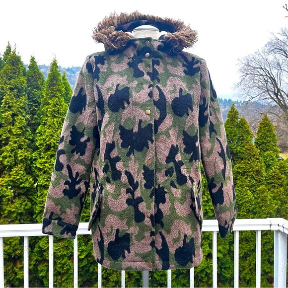 F21 LA | Camo Winter Utility Coat |  Sherpa Lined Faux Fur Hood | Size Medium - Picture 1 of 14